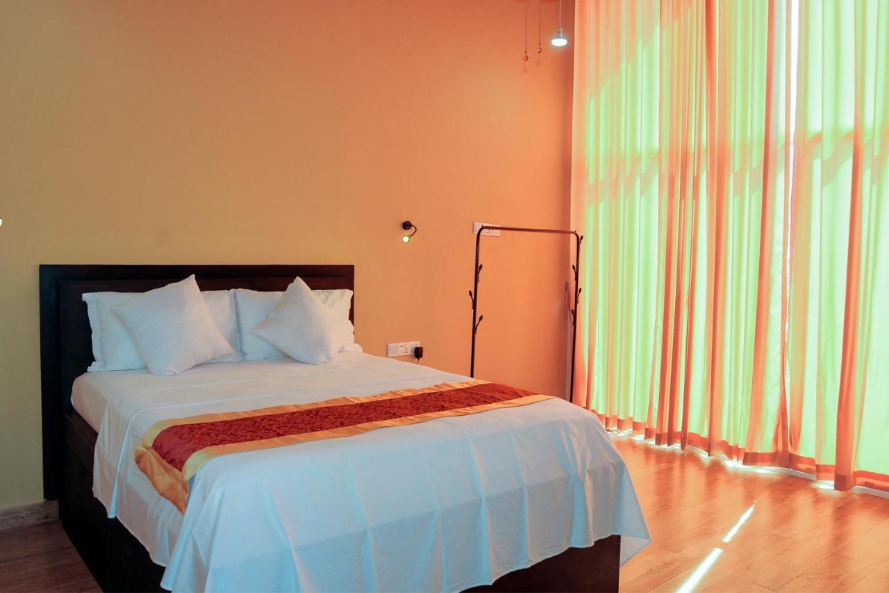 Woodycrest Hotel Trincomalee Buitenkant foto