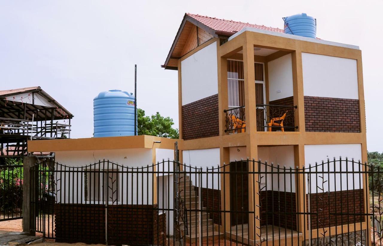Woodycrest Hotel Trincomalee Buitenkant foto