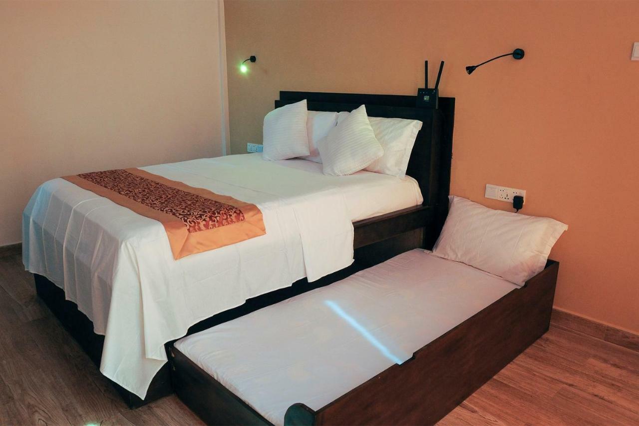 Woodycrest Hotel Trincomalee Buitenkant foto